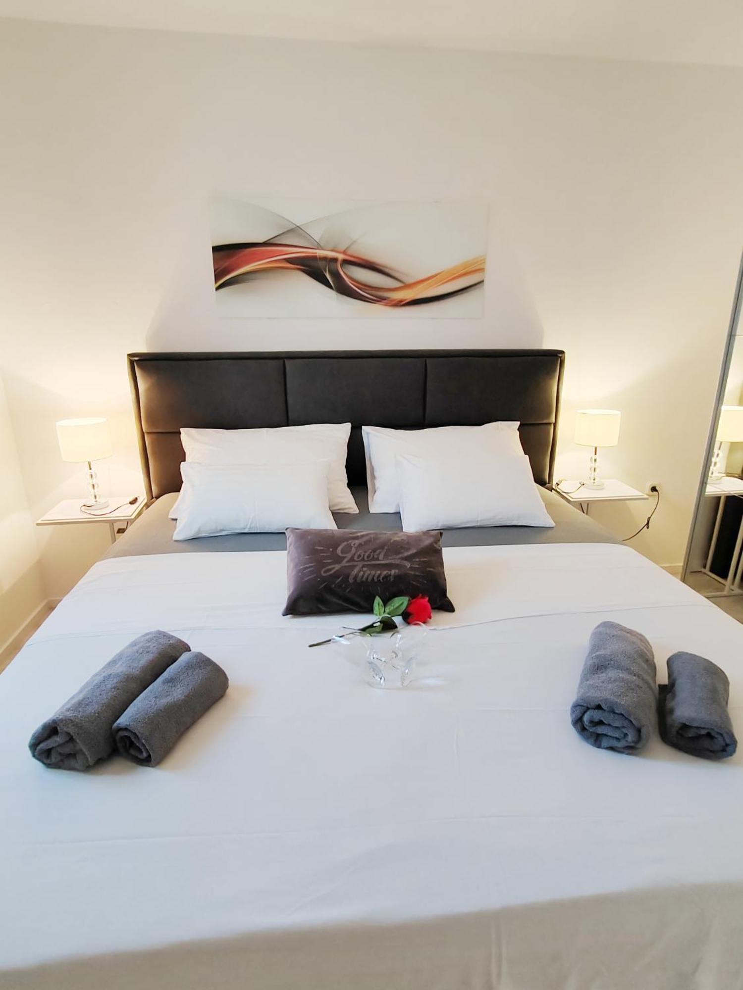 Toni With Private Parking Apartament Zadar