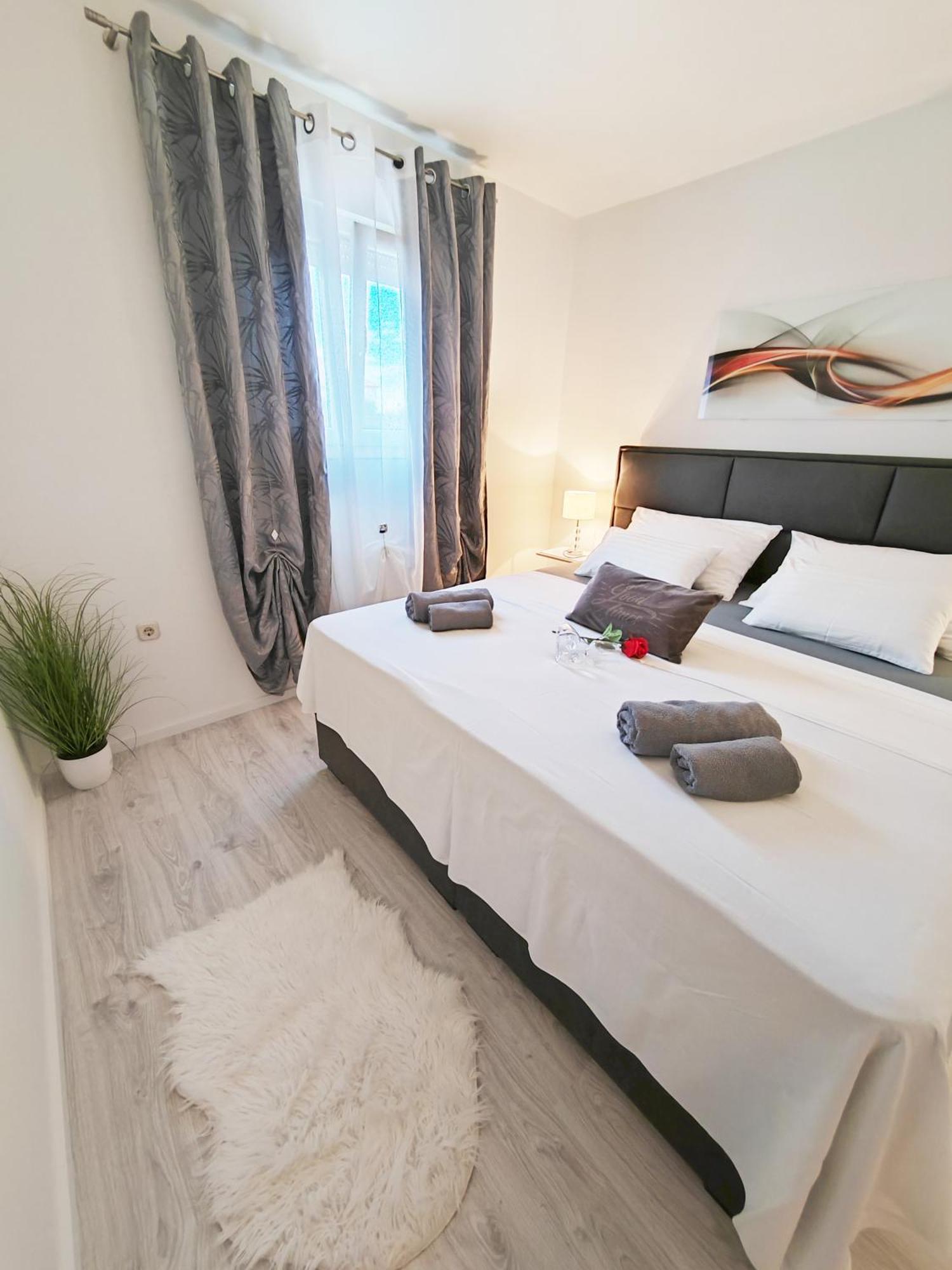 Toni With Private Parking Apartament